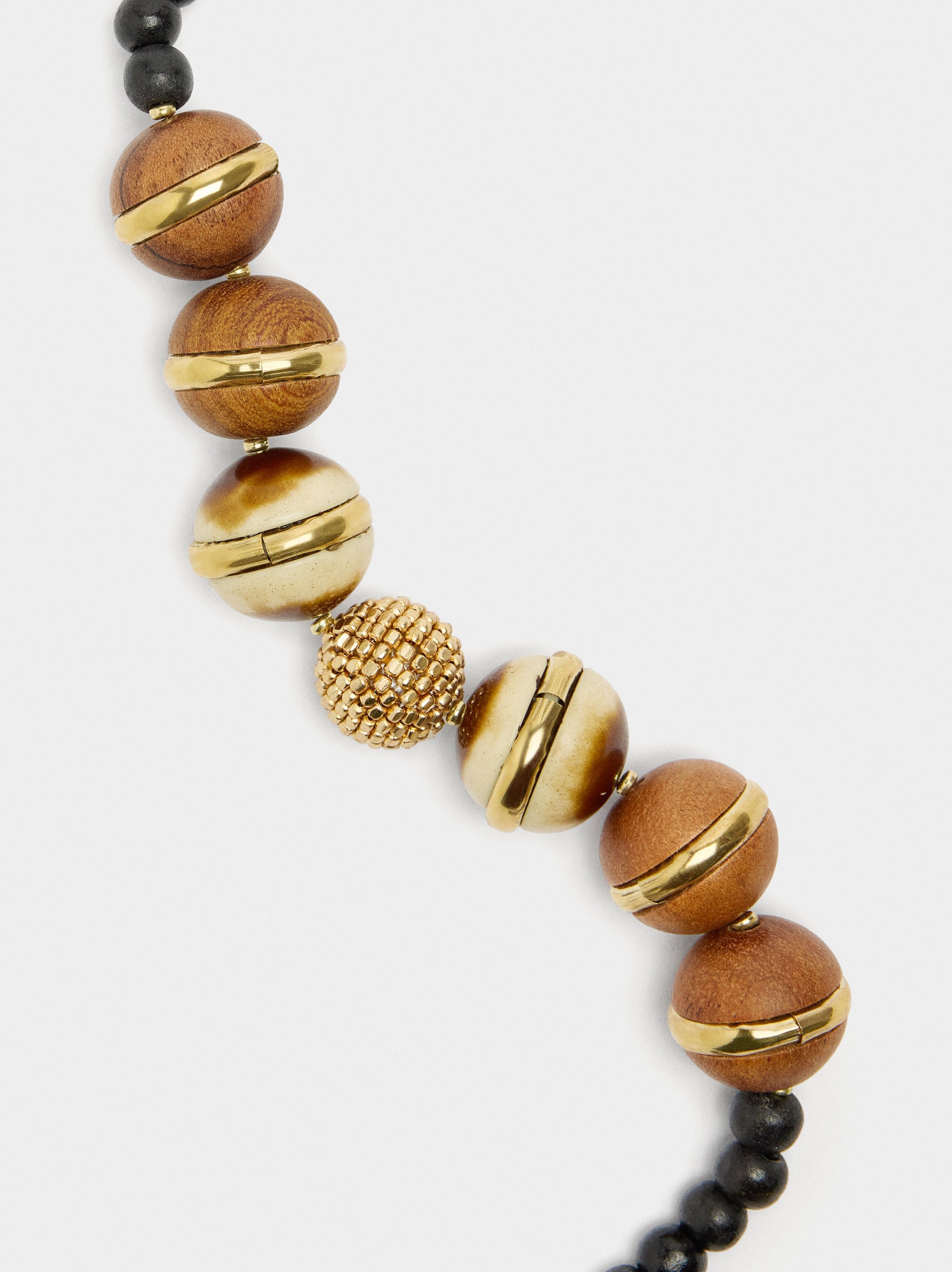 Collar Corto Con Cuentas De Madera