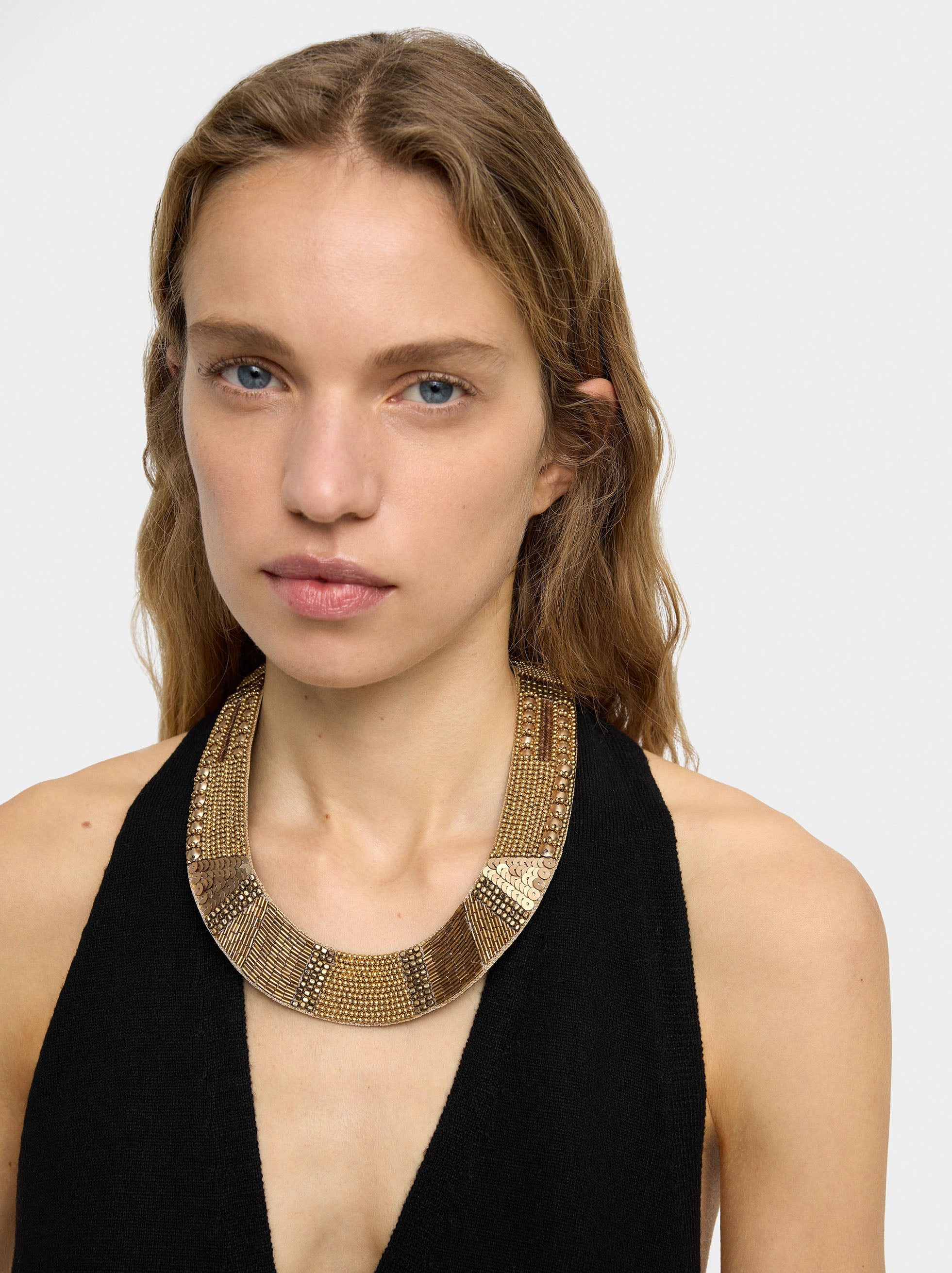 Collar Corto Y Ancho Con Abalorios