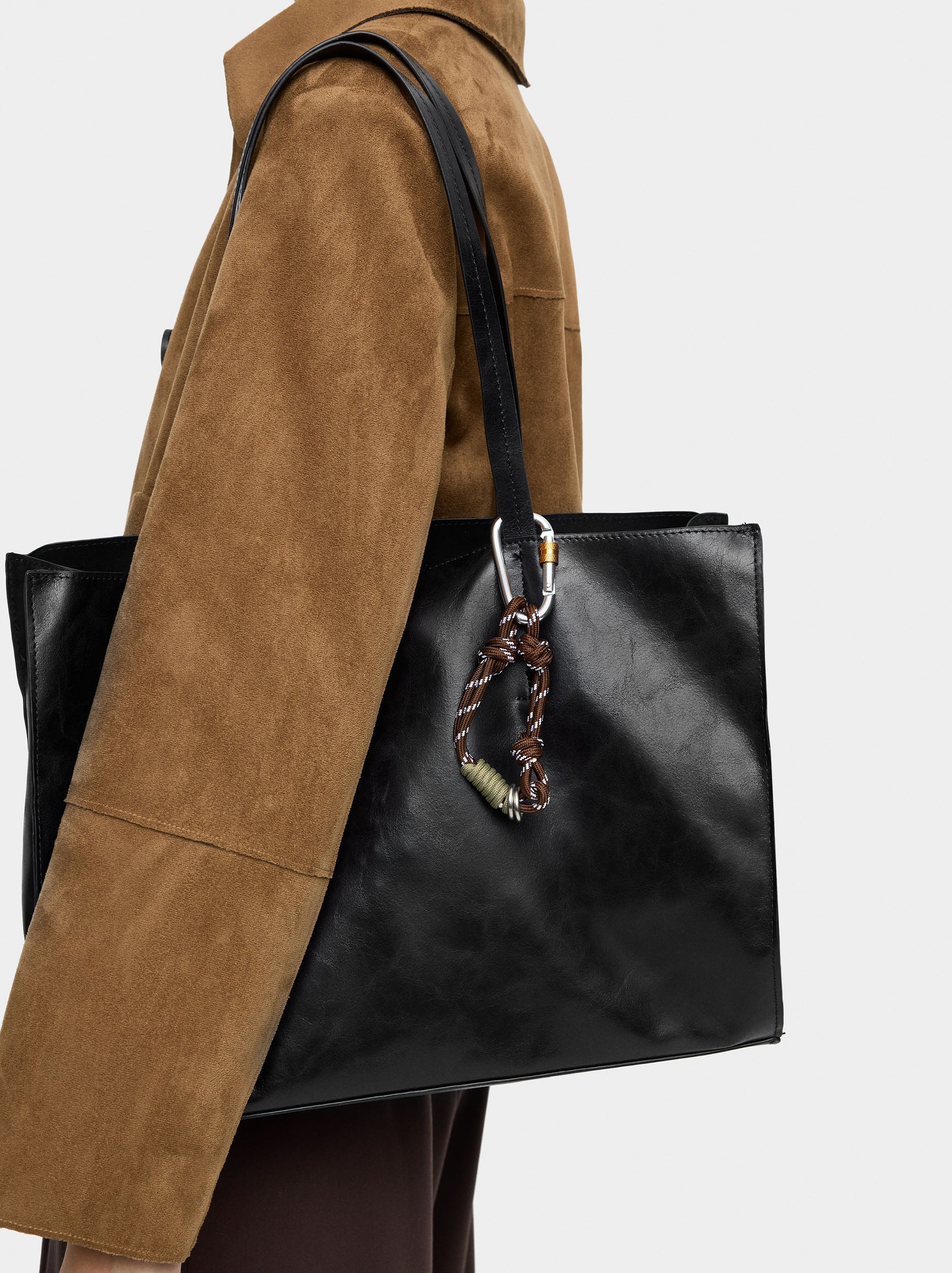 Bolso Shopper Con Colgante