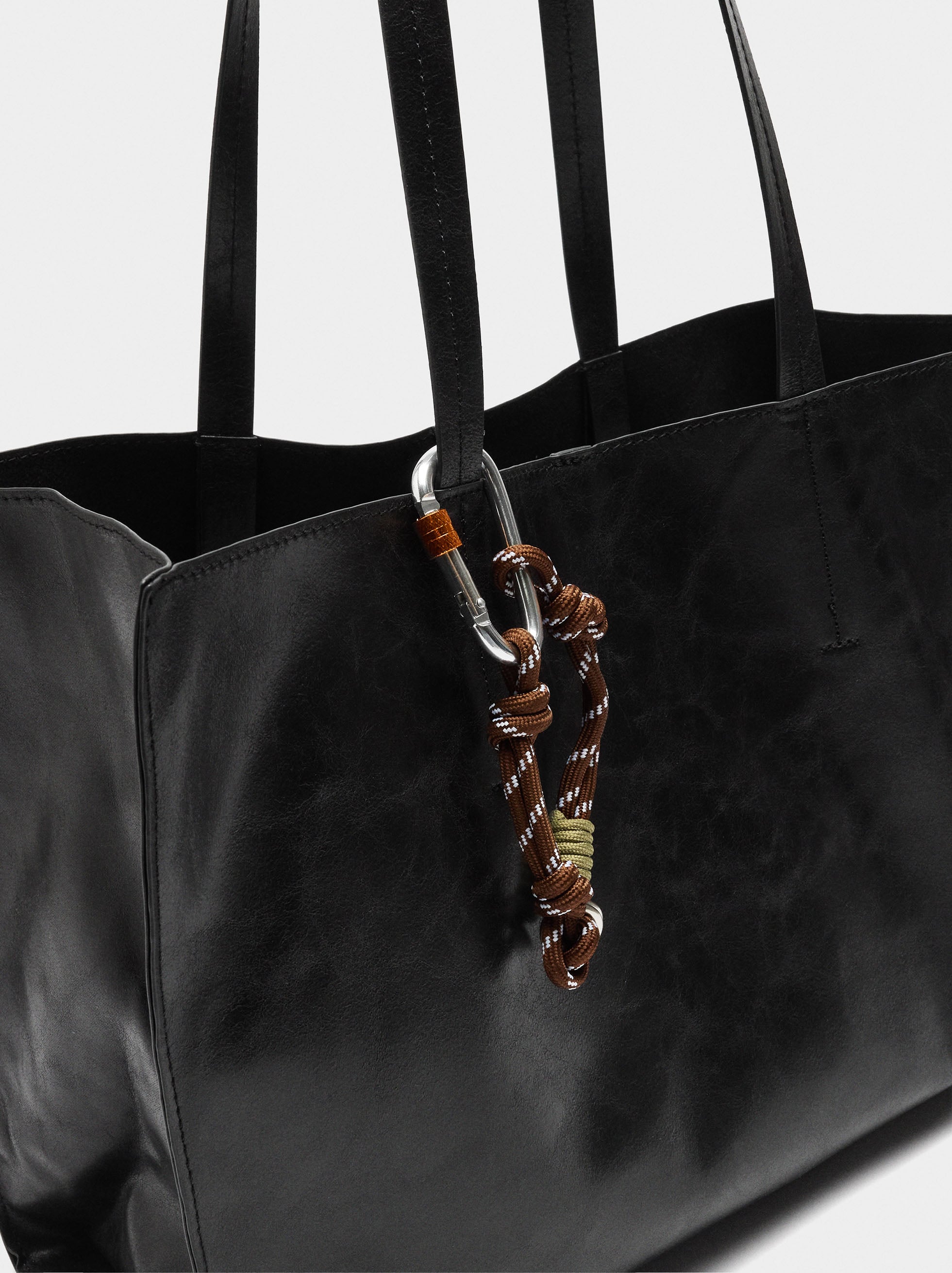 Bolso Shopper Con Colgante