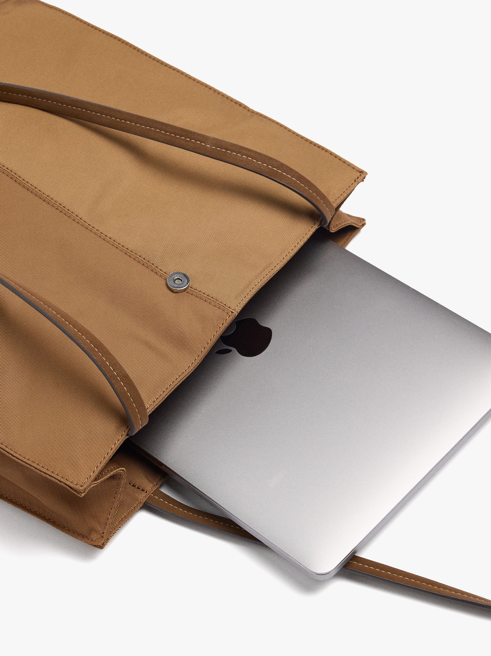Bolso De Nylon Para Portátil 15" Con Colgante