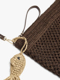 Bolso Sobre Efecto Rafia Con Colgante