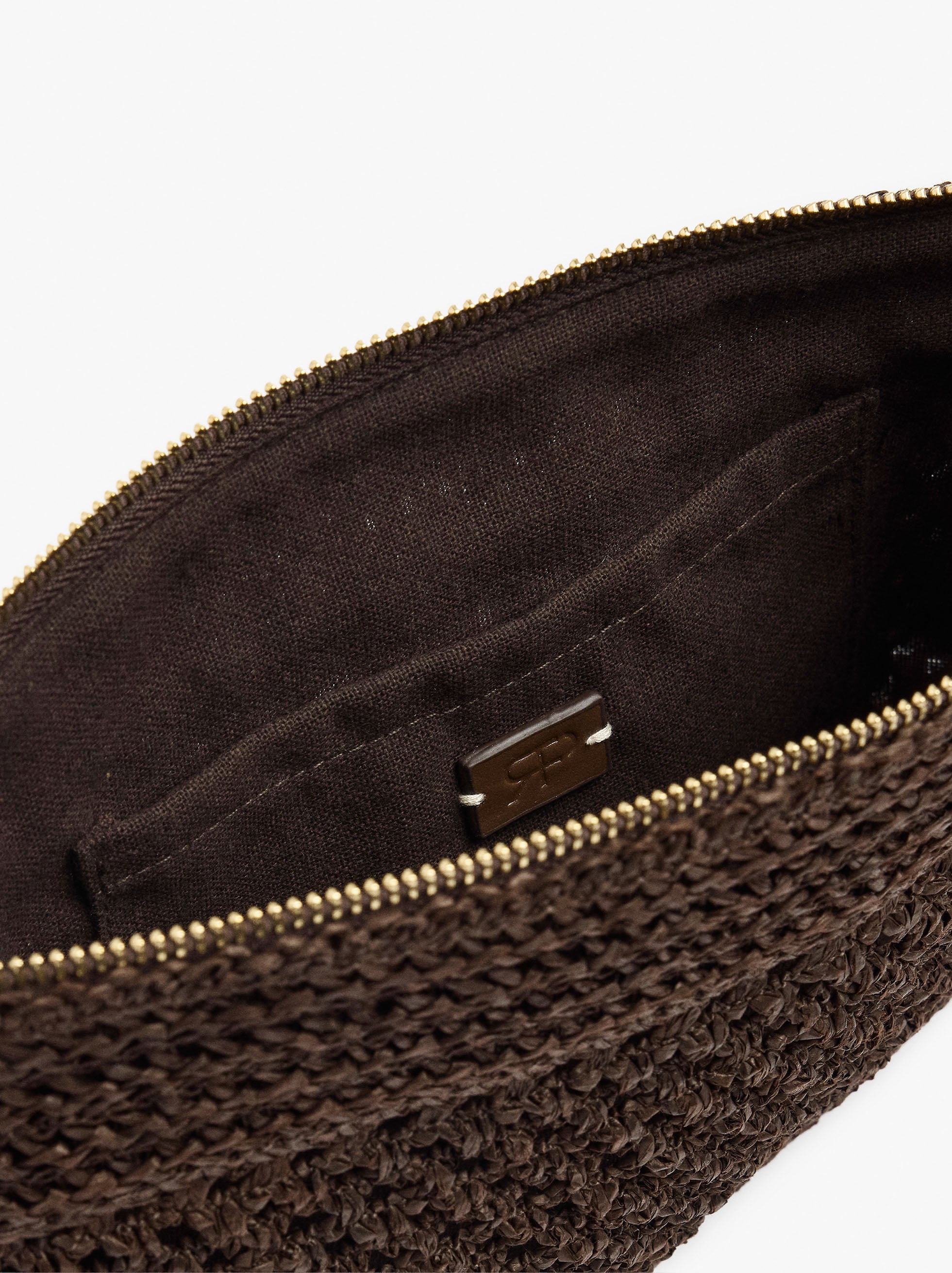 Bolso Sobre Efecto Rafia Con Colgante