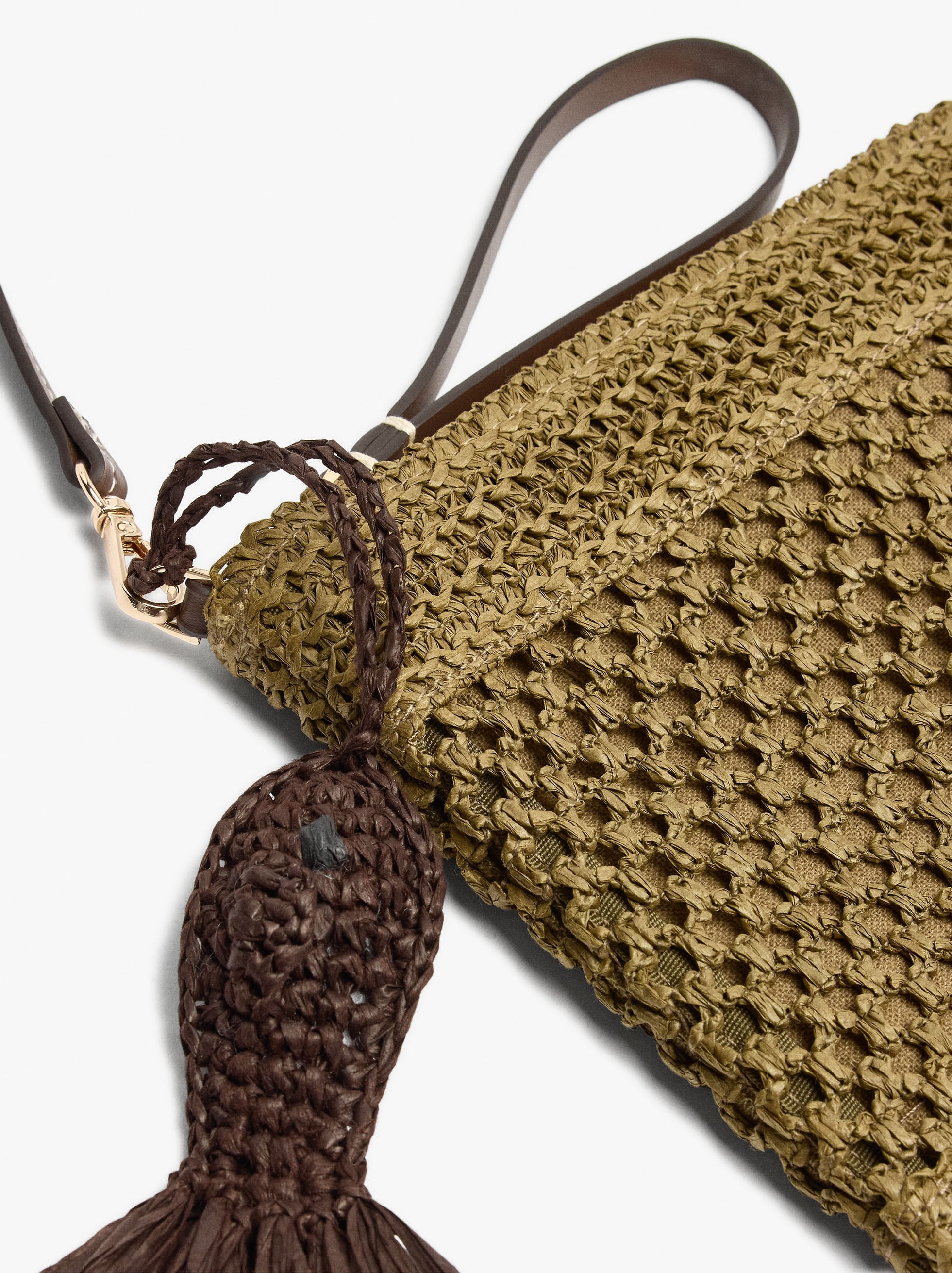 Bolso Sobre Efecto Rafia Con Colgante
