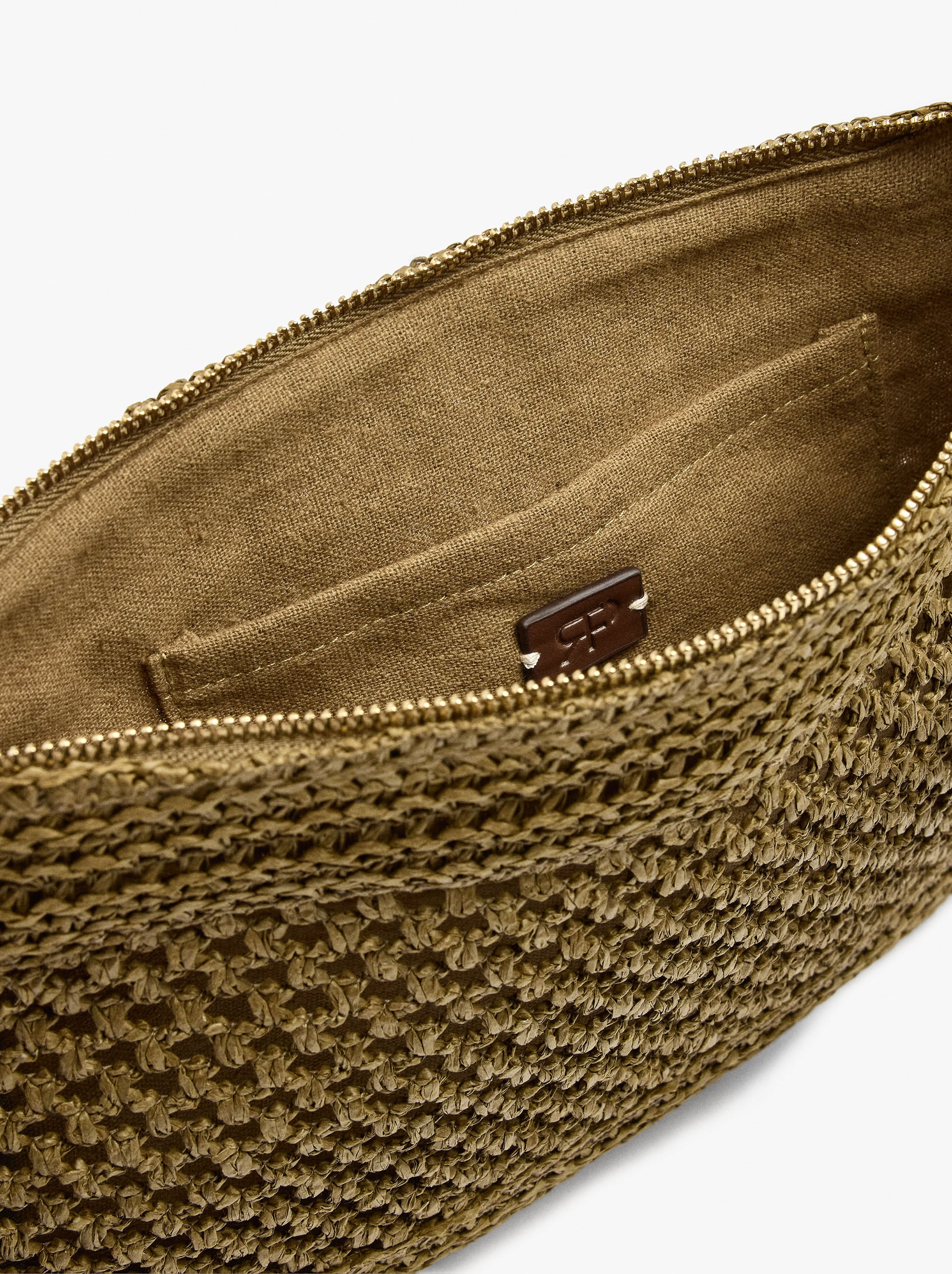 Bolso Sobre Efecto Rafia Con Colgante