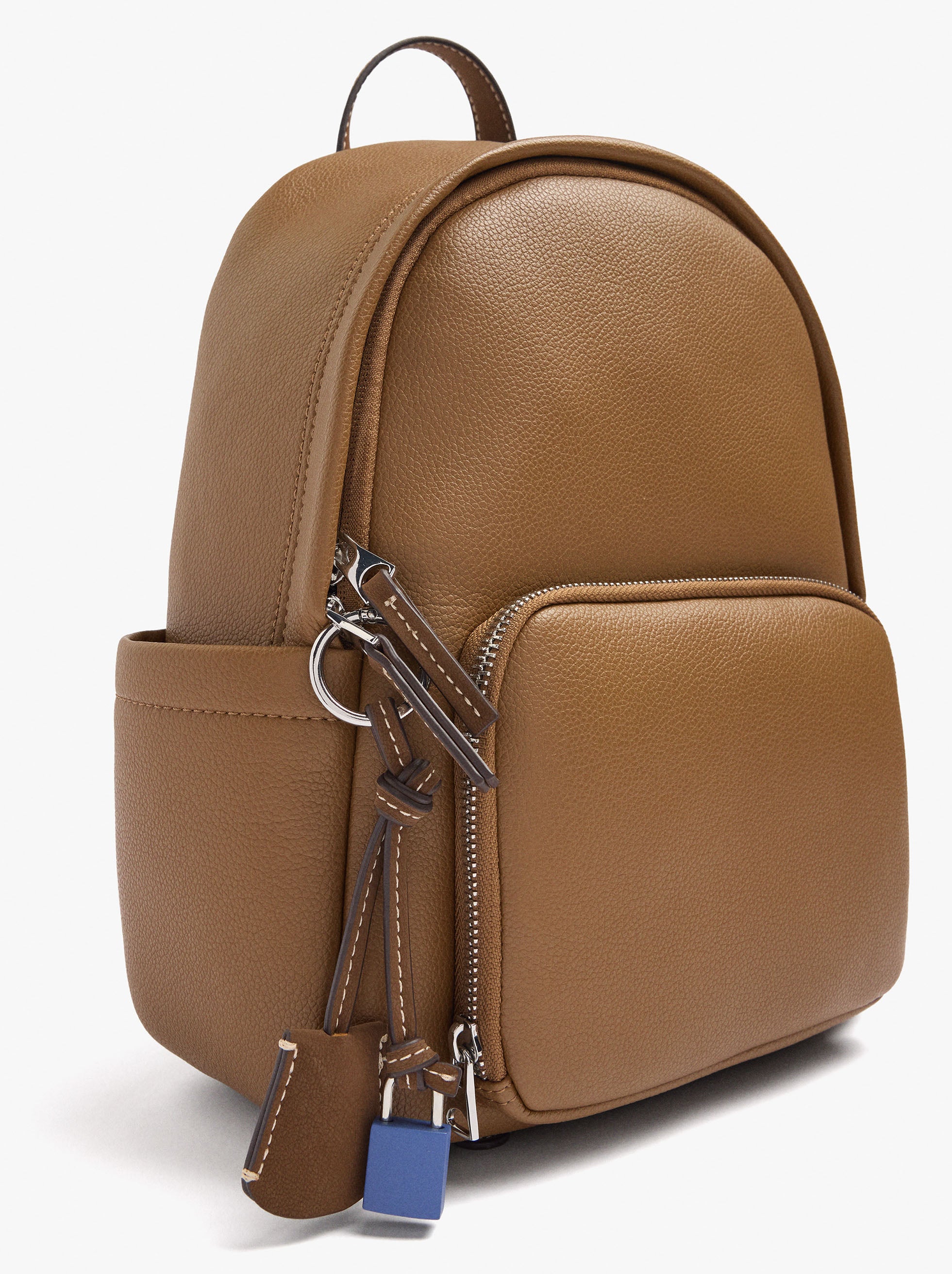 Mochila Básica Con Colgante