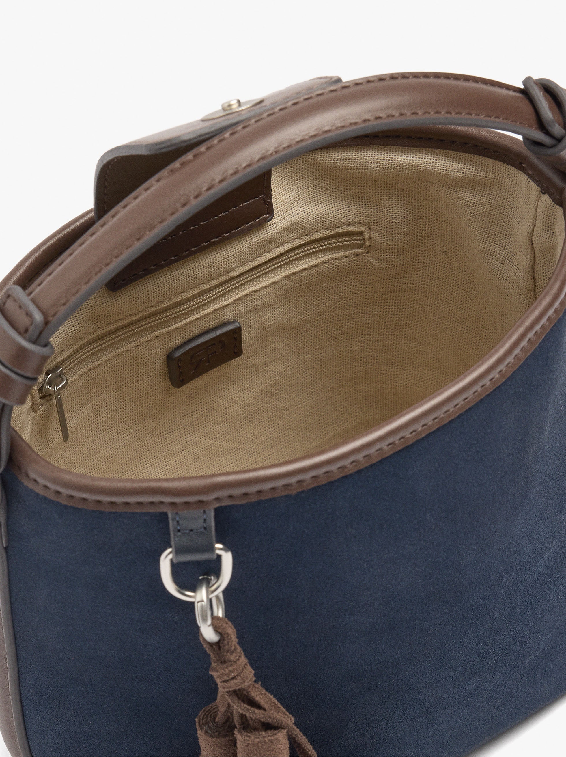 Bolso Bombonera Detalles De Piel Con Colgante