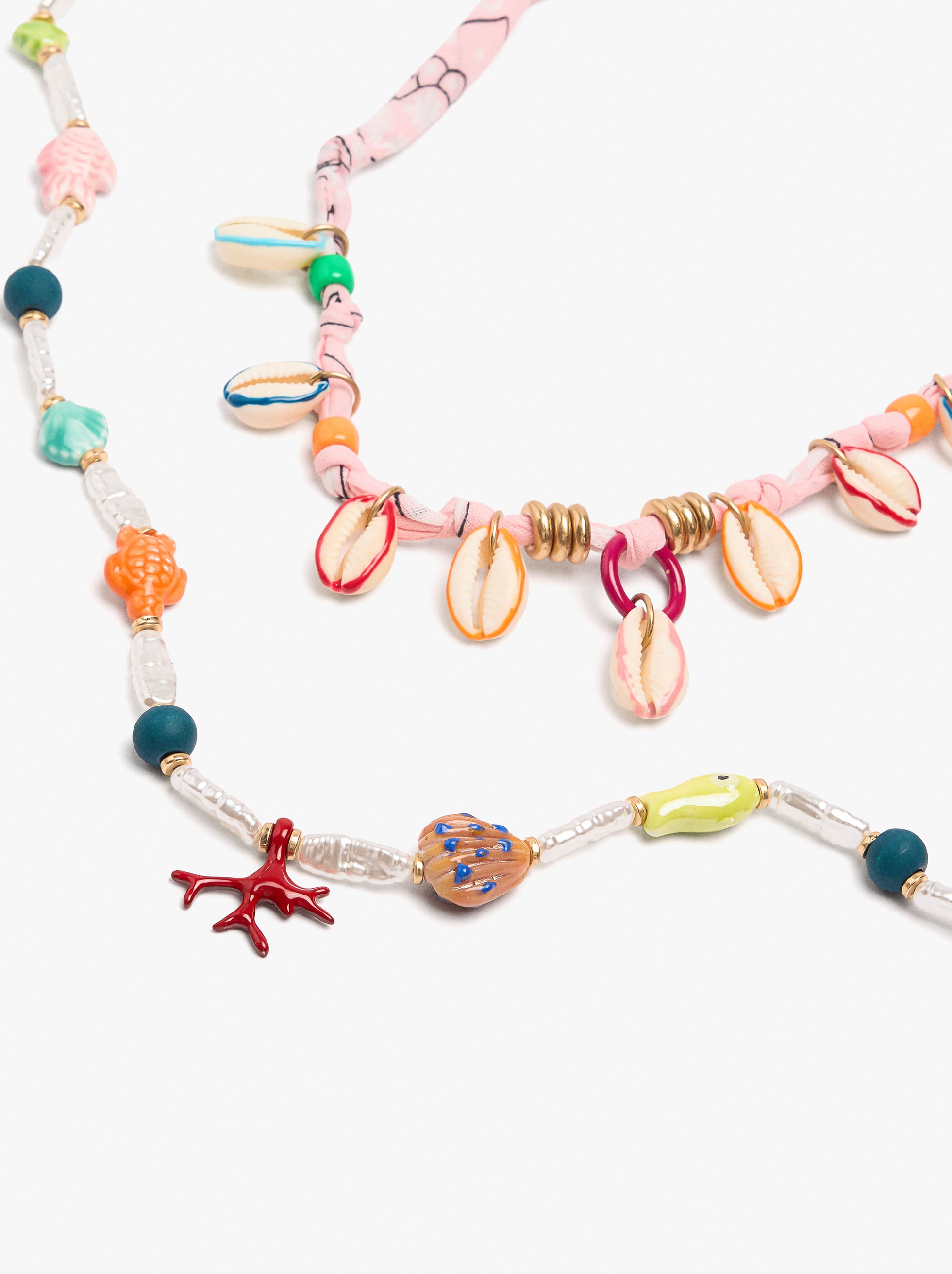 Multicollar De Tela Con Charms De Cerámica Y Conchas